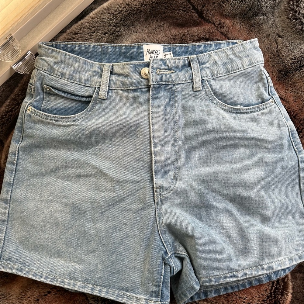 Princess Polly Short Jeans. Size 6. Light denim color.